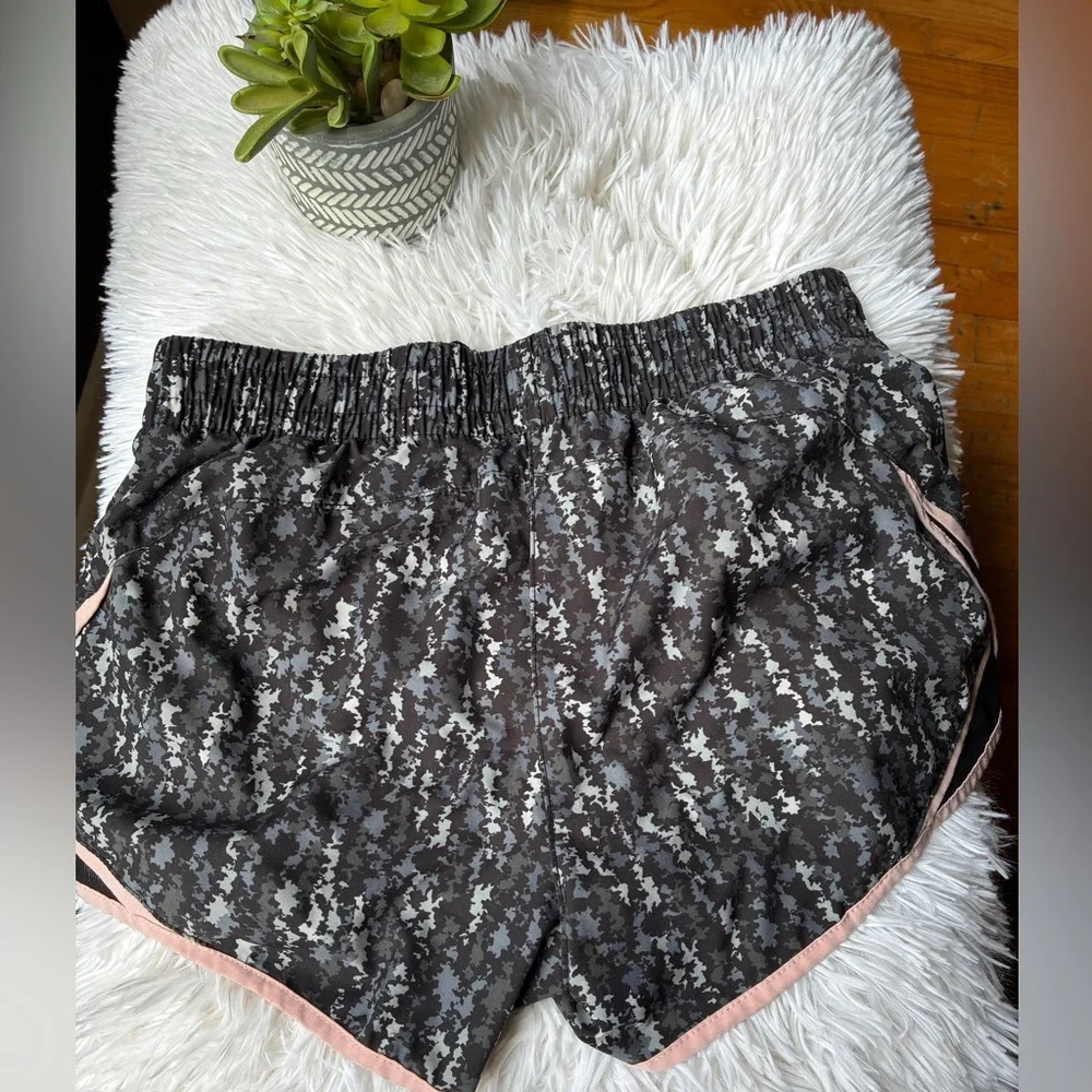 ASICS Women’s Run Short 🩶 - Picture 6 of 10